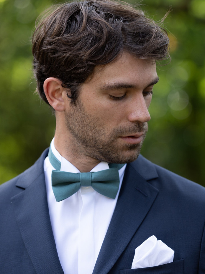 Camicia bianca da moschettiere con colletto aperto, papillon con gola nascosta, vestibilità tailored