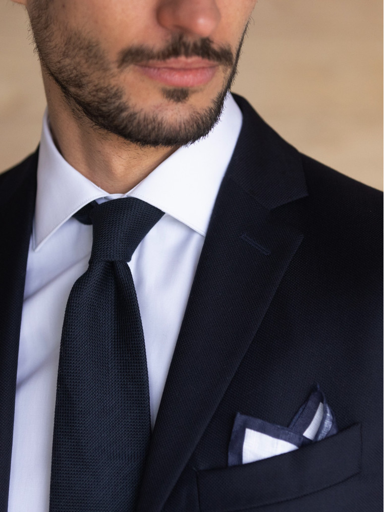Pochette da taschino in lino bianco con orlo blu navy