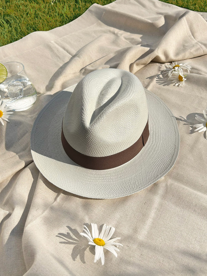 Cappello panama bianco con nastro color talpa