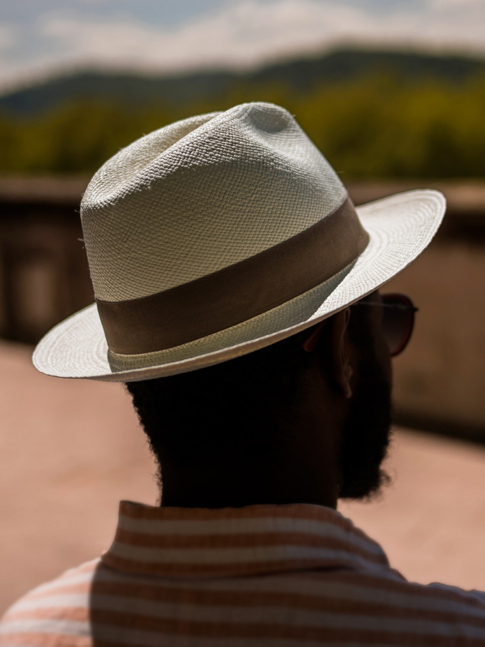 Cappello panama bianco con nastro tortora