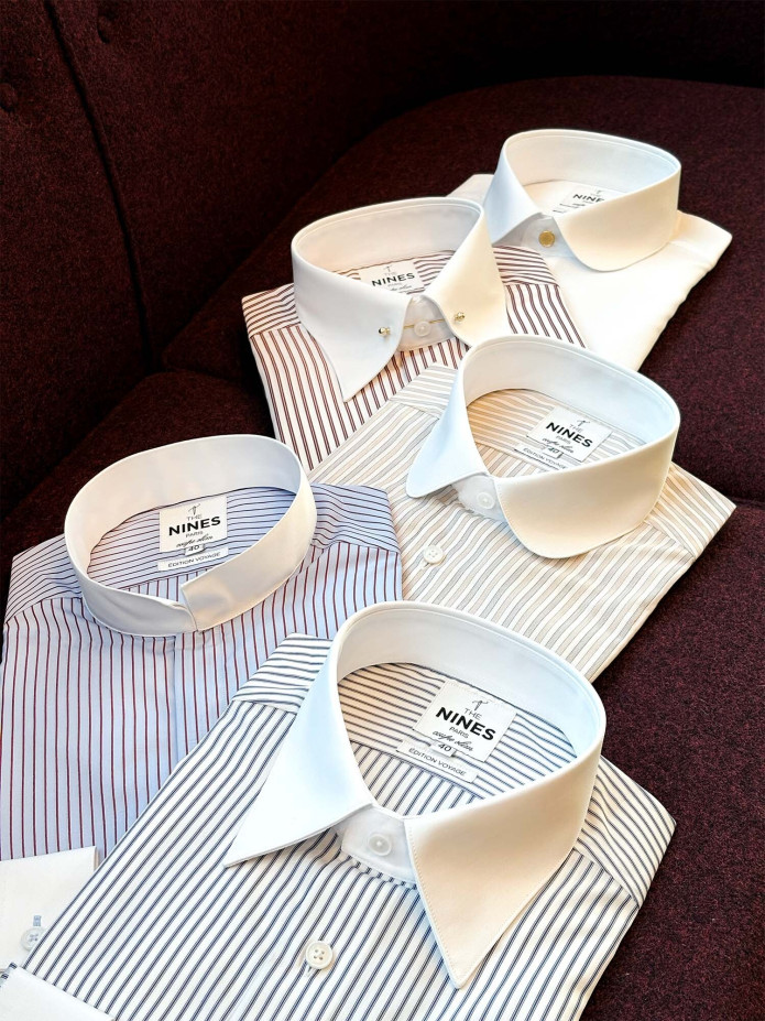 Chemise infroissable bleu ciel col inversé à rayures bordeaux