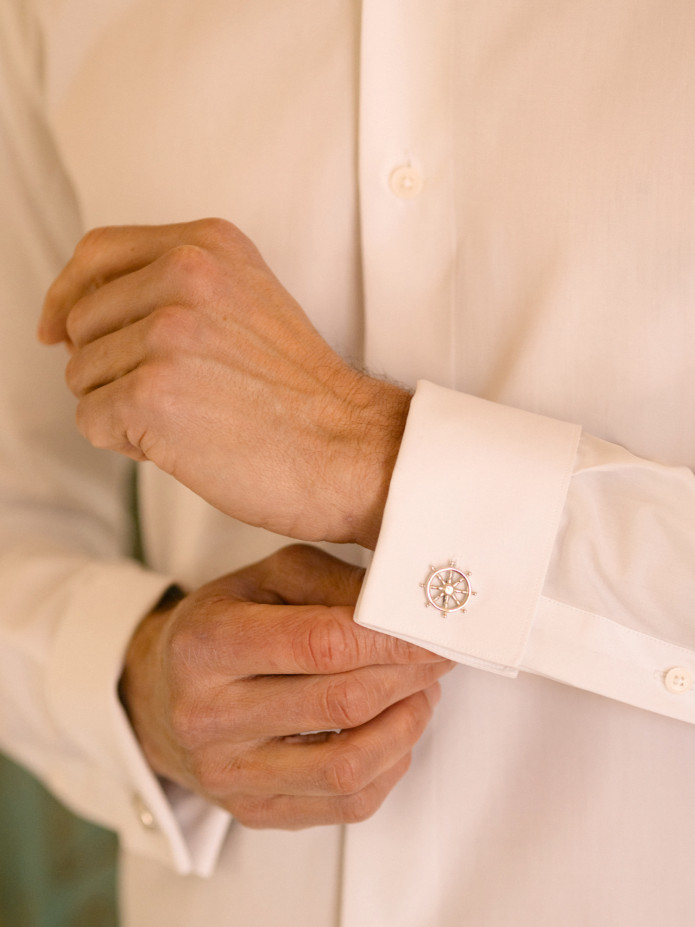 Camicia bianca con polsino francese e colletto francese