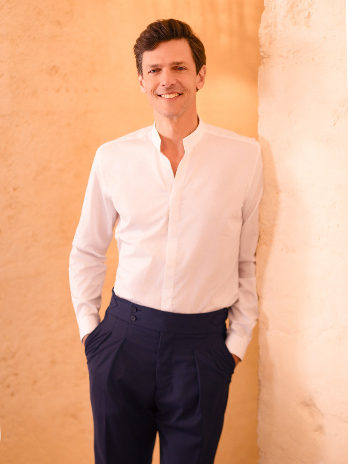 Camicia con colletto dritto aperto in popeline bianca