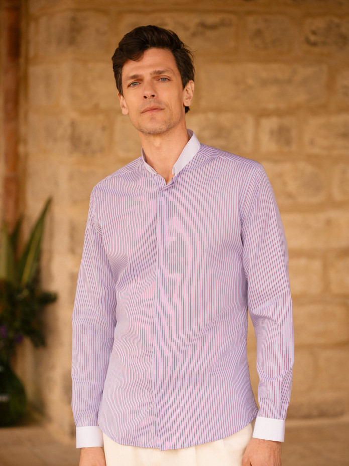 Chemise col inversé infroissable bleu ciel à rayures bordeaux