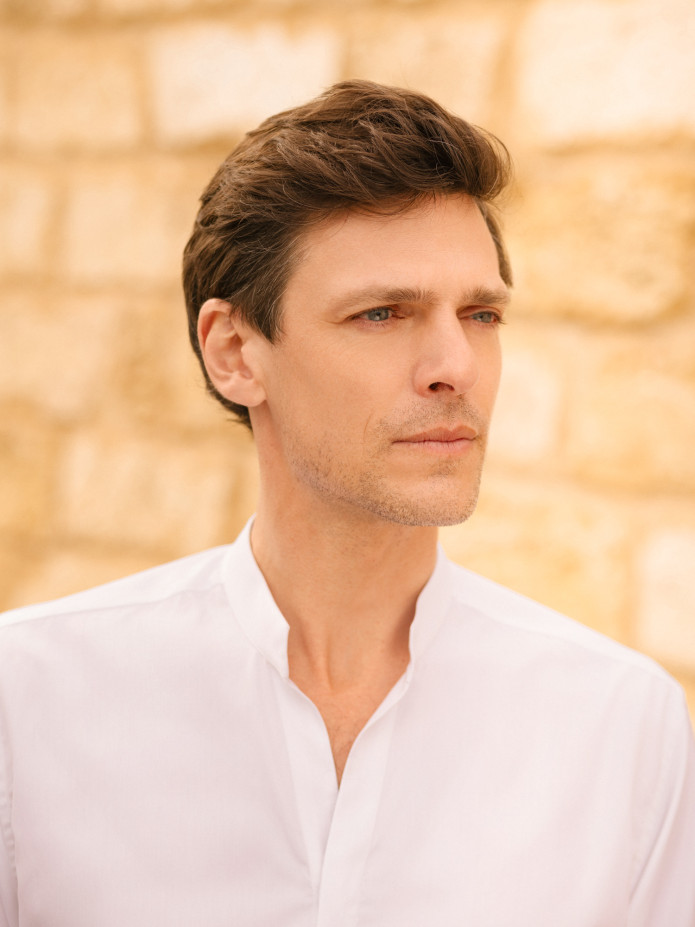 Camicia con colletto dritto aperto in popeline bianco