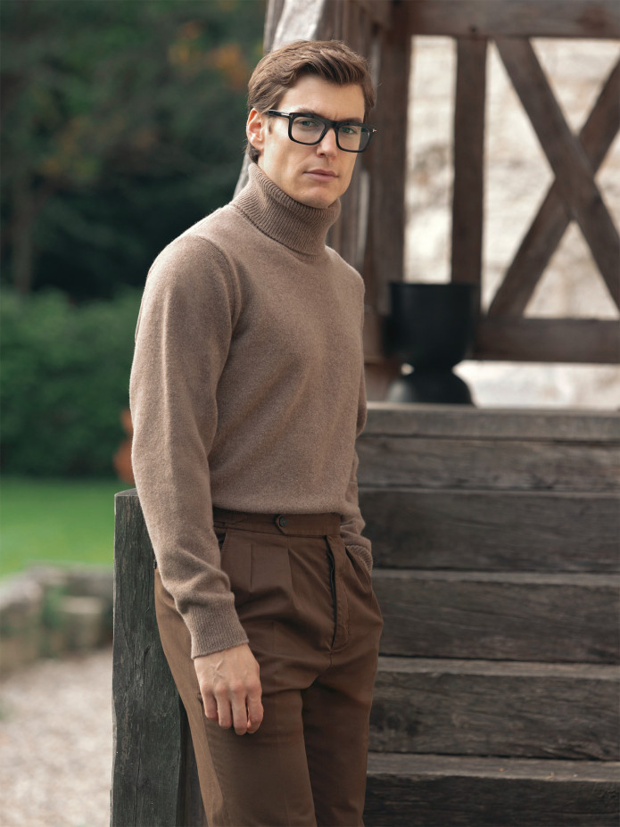 Maglione collo alto in lana nocciola