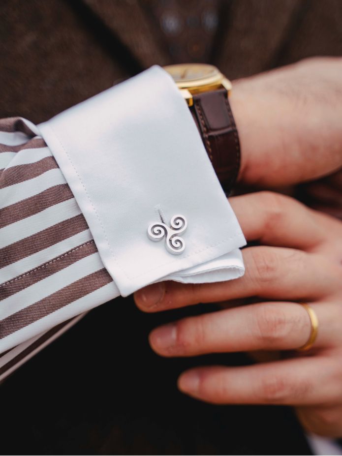Camicia a righe marroni con colletto a punta spearpoint