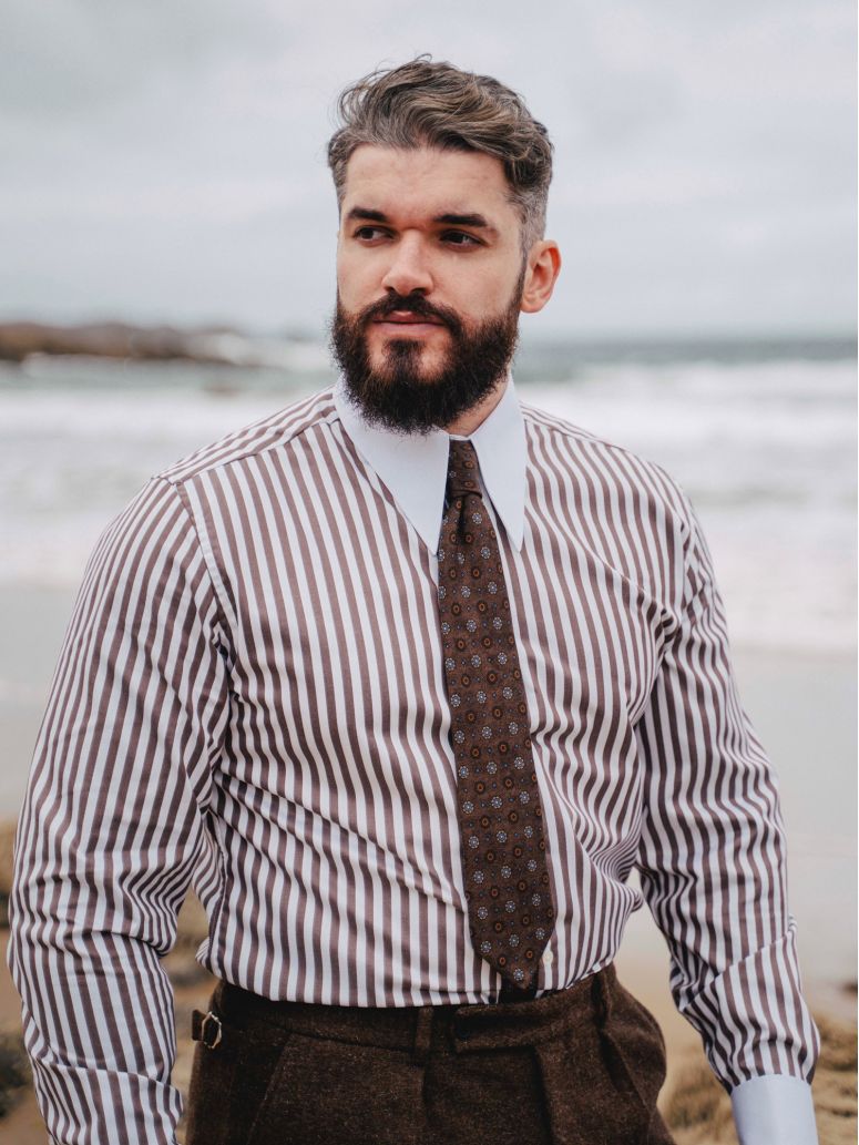 Camicia a righe marroni con colletto a punta spearpoint