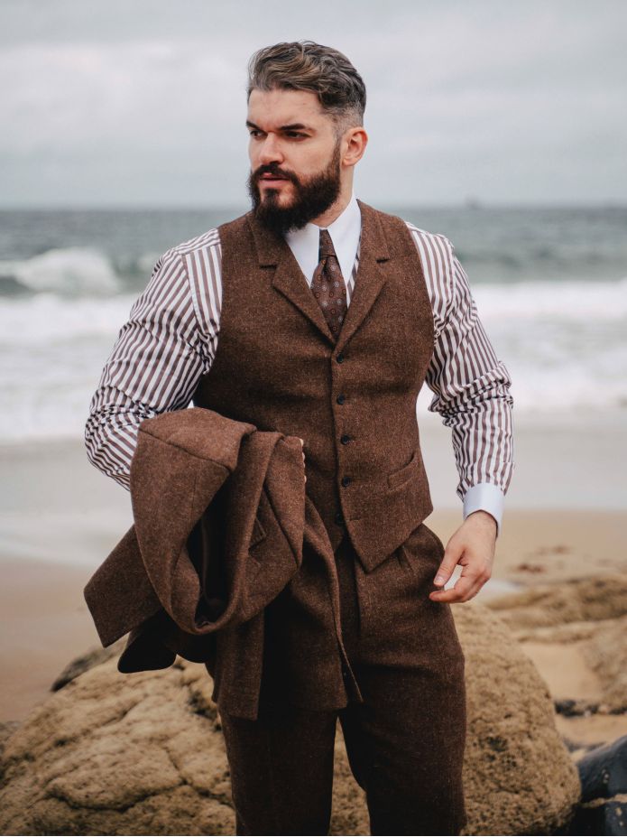 Camicia a righe marroni con colletto a punta spearpoint