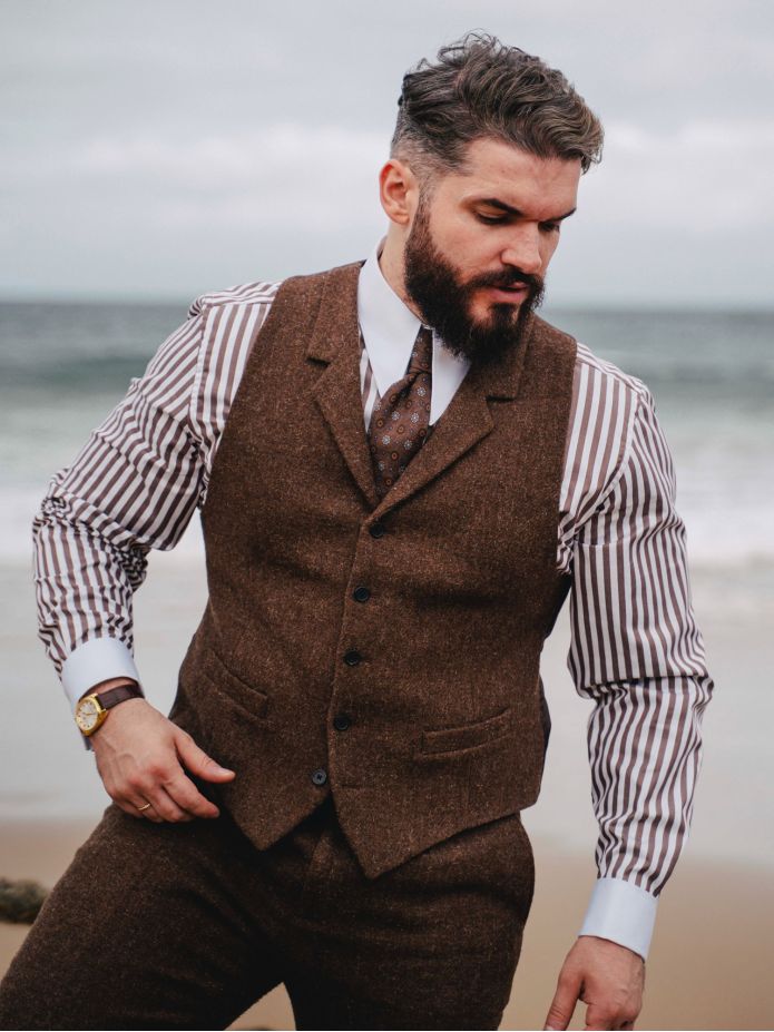Camicia a righe marroni con colletto a punta spearpoint