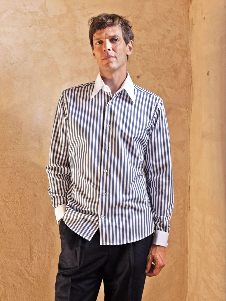 Camicia collo francese a righe blu navy con polsini alla moschettiera