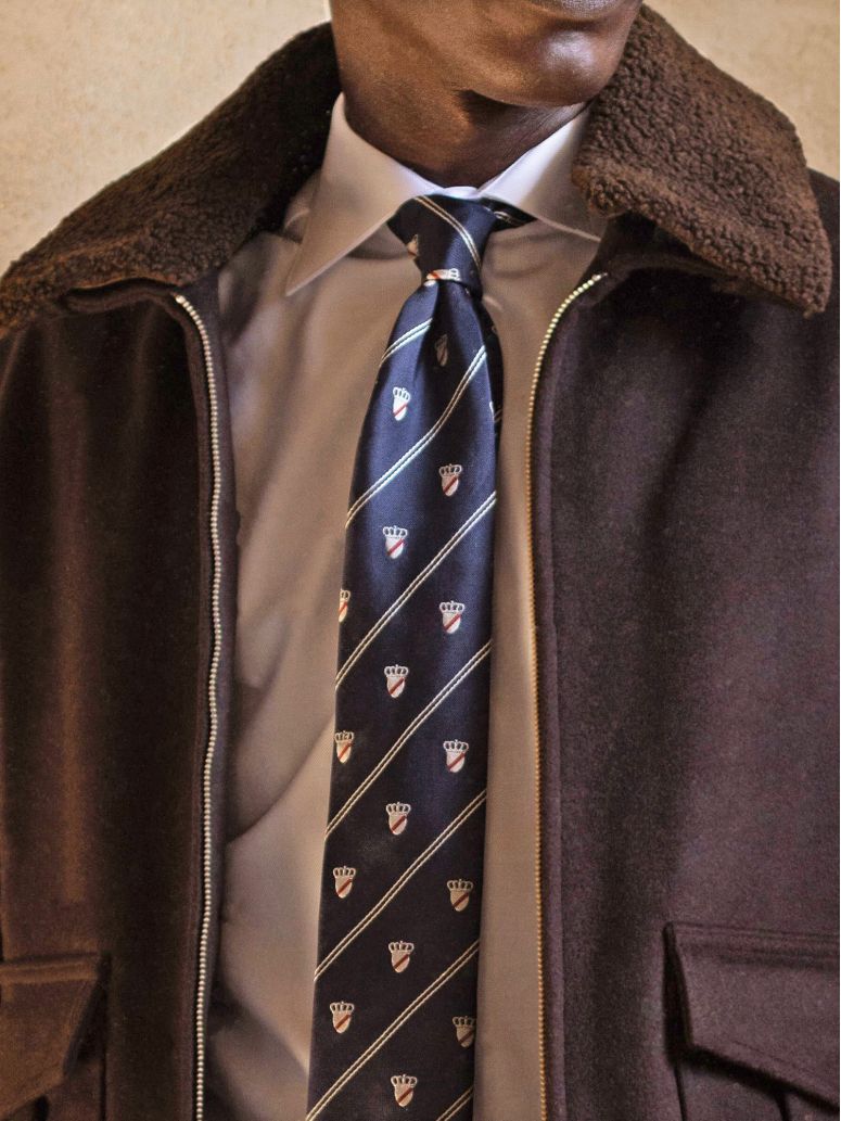 Cravatta di seta blu navy con motivi a stemma