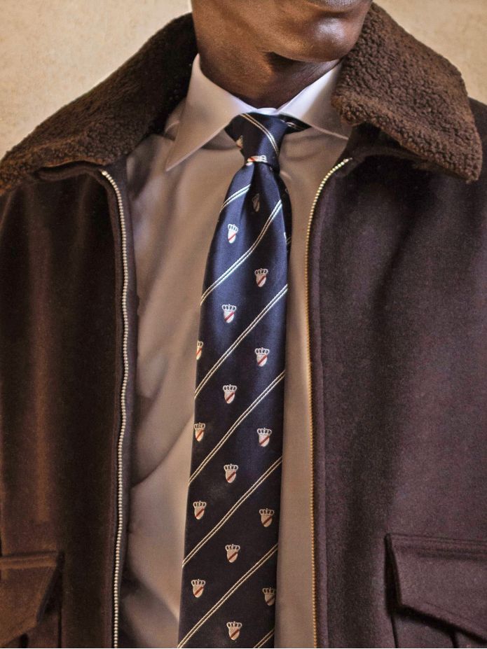 Cravatta di seta blu navy con motivi a stemma
