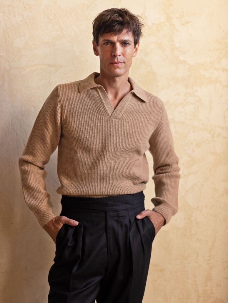 Maglione marrone con collo polo Finn