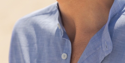 La camicia con collo alla coreana da uomo: un classico senza tempo