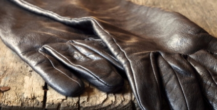 La pulizia dei guanti in pelle per Uomo